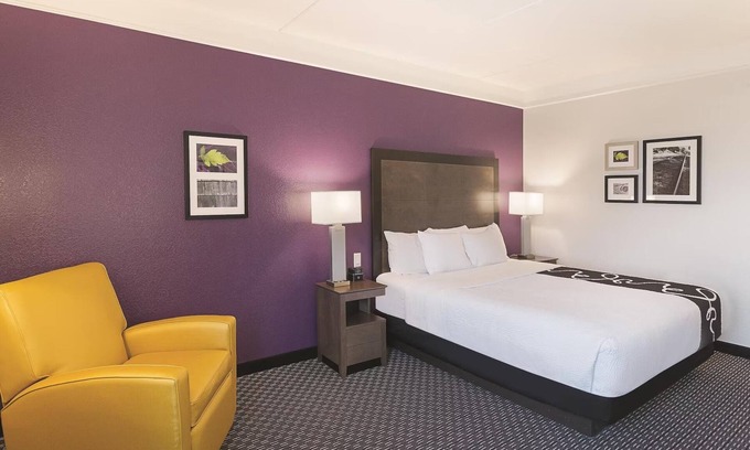 Arlington Hotel | 1 King Bed, La Quinta Inn, Breakfast & Outdoor Poolside Bliss Near Six Flags