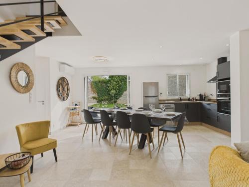 Penvins House | 1 km plage - jolie maison 7 adultes 3 enfants