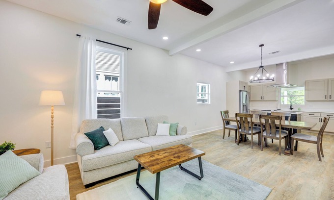 Eastside Promise Neighborhood House | 1 Mi to Dtwn San Antonio: Sleek Bungalow w/Yard!