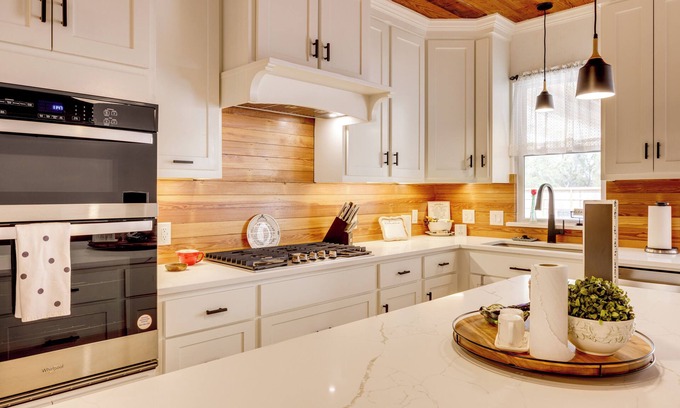 New Braunfels Cottage | 1 Mi to Landa Park: New Braunfels Home w/Patio!