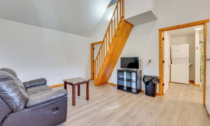 Stockdale House | < 1 Mi to Main St: Quiet Home w/Yard in Stockdale