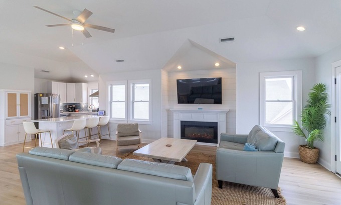 Nags Head House | ⭐️1 min to Beach!🏊♂️Heated pool included; Hot Tub; Pets; Ocean Views; Arcade!