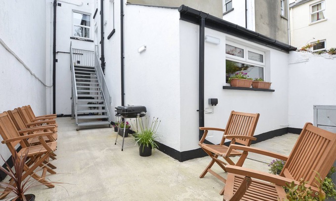 Ballycastle Apartment | 1 minute to the beach! Family-sized Apartment near the Marina