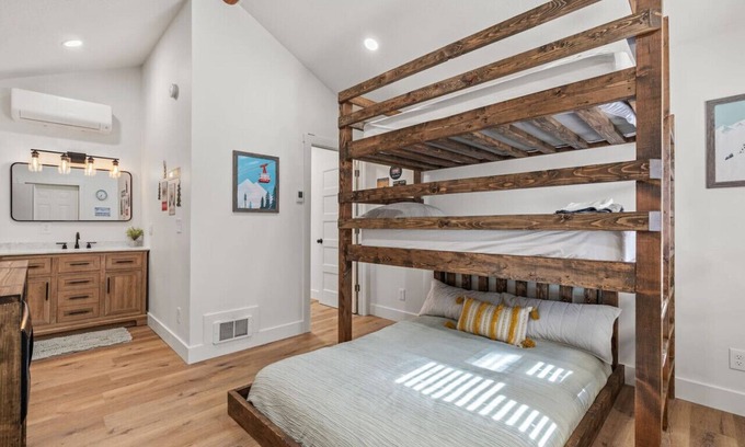St. Charles Cabin | #1 Ski Cabin! Newly Remodeled! AC! Sleeps 4!