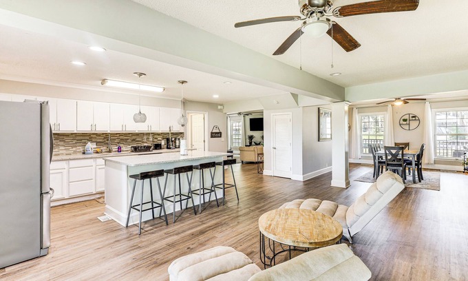 Country Club Estates House | 10 Mi to St Simons Island: Home w/Screened Porch
