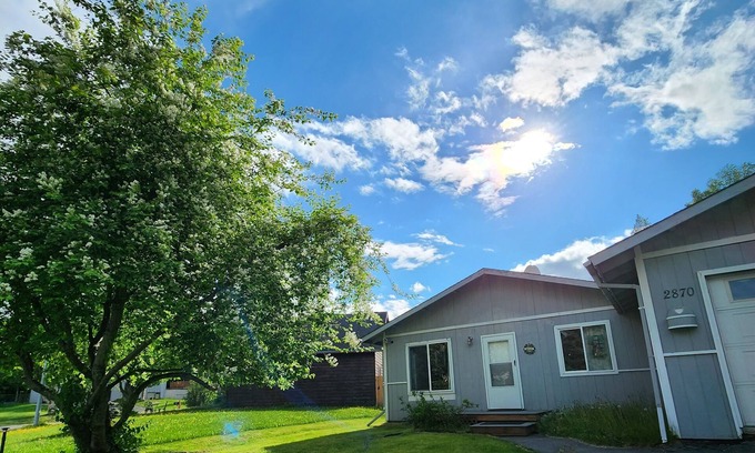Sand Lake House | 10 min from airport, free wifi, 3 bedrooms, pet friendly with fenced backyard