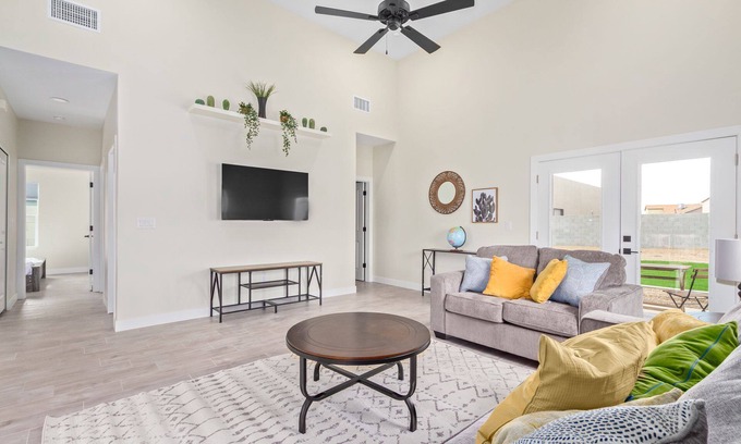 Phoenix House | 10 Min from Super Bowl, Shopping, NEW home, King Beds, Sleeps 10
