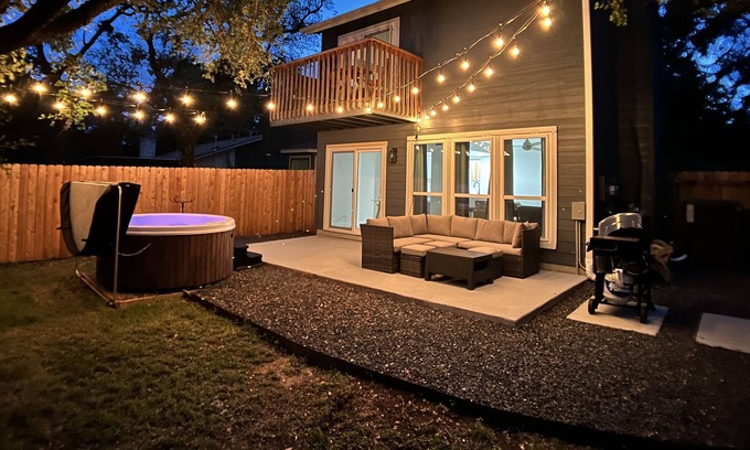 East Oak Hill House | 10 min to DT ATX! Family friendly TH w/ hot tub, & fenced yard! No Cleaning Fee!