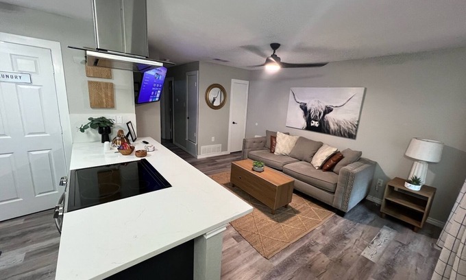 Central Arlington House | 10 Min walk to AT&T Stadium!