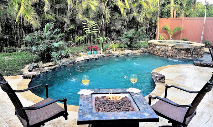 Naples Park House | 10 min walk to Beach, Spacious, Family Friendly,Resort Pool