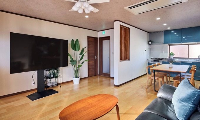 Takasaki House | 10-minute walk from Takasaki Station! Unlimited Netflix viewing on a 75-inch TV! 92 sq.m. 3LDK Stylish and luxurious home.