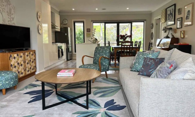 Canadian House | 10 minute walk to Sovreign Hill beautifully decorated lake access Close to CBD