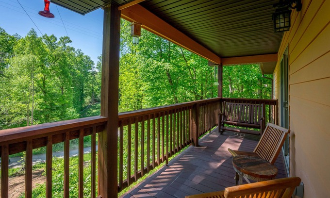 Cherokee House | 10 minutes to Casino with hot tub!