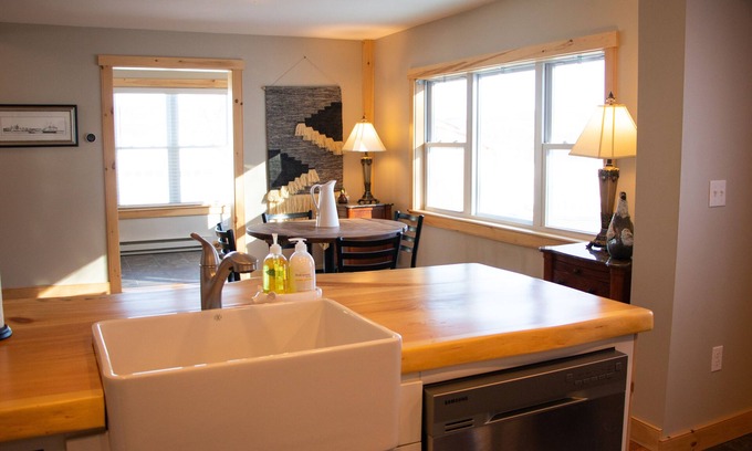 Bethel House | 10 Minutes to Sunday River and Walking Distance to Bars & Restaurants