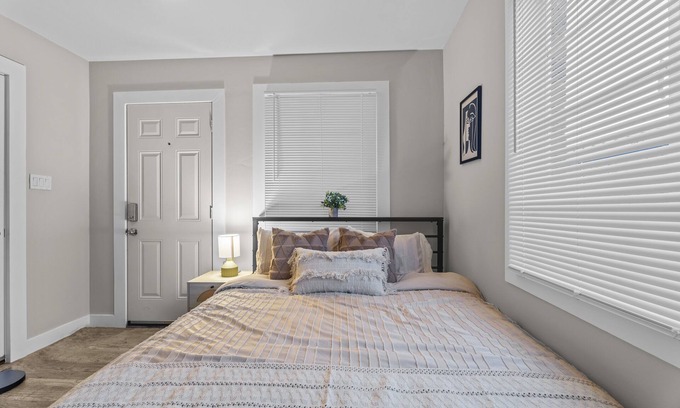 Glendale House | 10% OFF Weekly - Modern Chic Studio