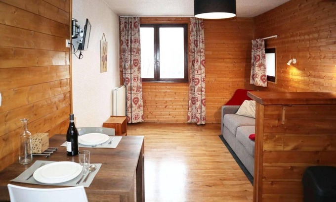 Les Orres Apartment | 100m from ski slopes, 1st floor, view valley, tv, ski locker, 20m², Les Orres