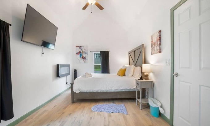 Tulsa House | 101 YO Remodel | 4BR 5TVs DT+Gathering < 10 min