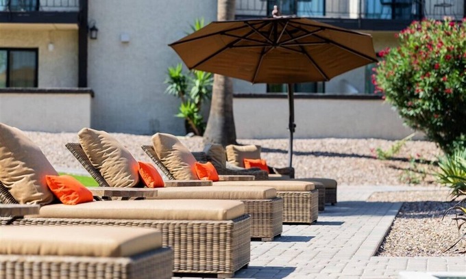 New Papago Parkway Apartment | 102 -Resort-Style Living | Luxe Suite, Poolside Lounge, Tennis & Outdoor Games