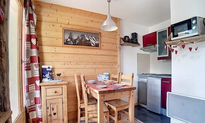 Les Menuires Apartment | 10m from ski slopes, 2nd floor, balcony, tv, ski locker, 22m², Les Menuires