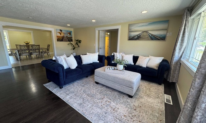 Clackamas House | 11 Guest Spacious 6-bedroom house in wonderful Clackamas with AC, WiFi