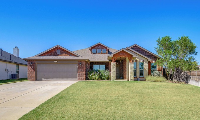 Lubbock House | 11 Mi to Dtwn: Lubbock Home w/Patio, Grill & Yard