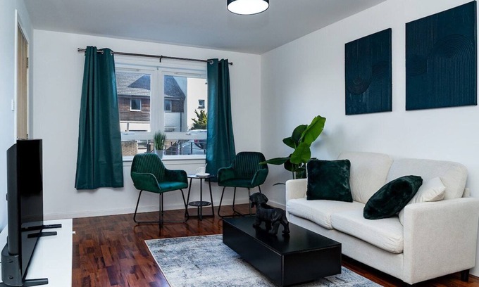 Liberton House | 115 Gracemount Drive · Luxury 3-Bed Townhouse | Free Parking | Central