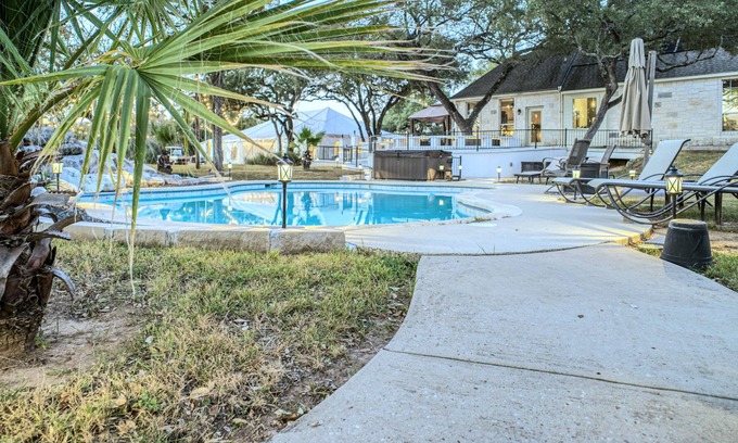 Shady Hollow House | 11acre Retreat w/ Heated Pool & Hot Tub