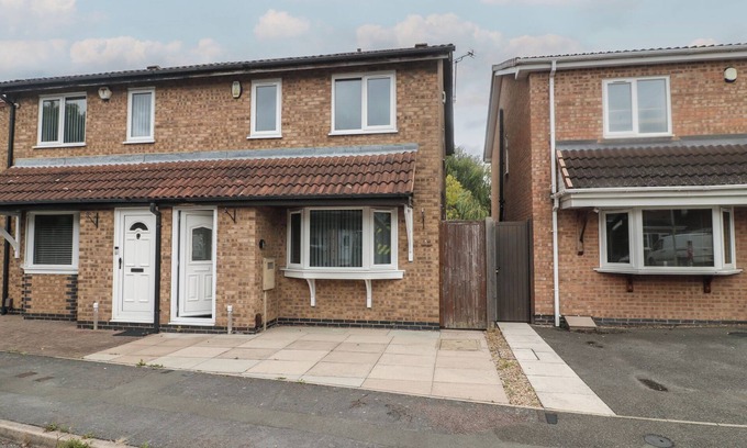 Leicester Cottage | 12 GORSE LANE, family friendly, with a garden in Syston