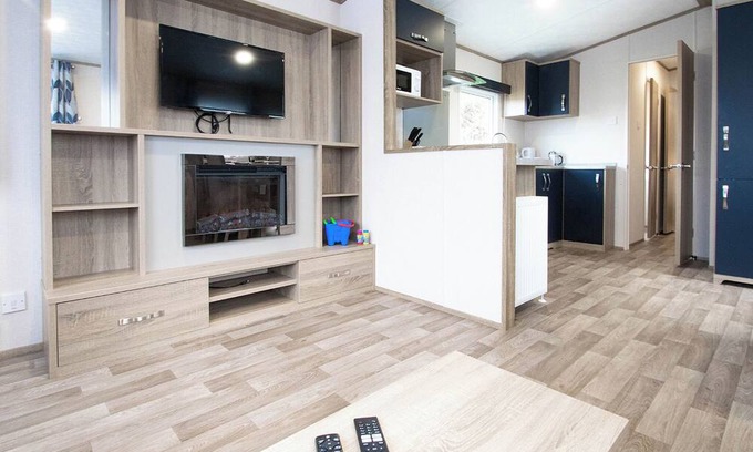 New Forest District House | 12ft-wide caravan with one double with en suite bathroom and one twin bedroom.