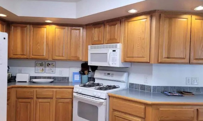 Lake House | 13-person home for families & groups!