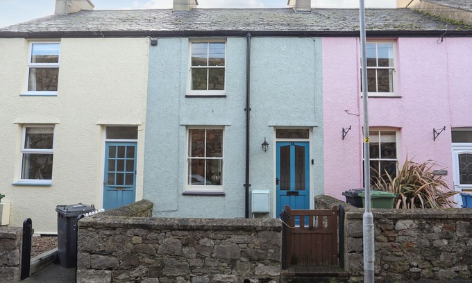 Beaumaris Cottage | 14 ROSE HILL, family friendly, with a garden in Beaumaris