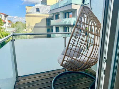 Liesing Apartment | 140 m2 Spacious Apartment with Balcony & Parking