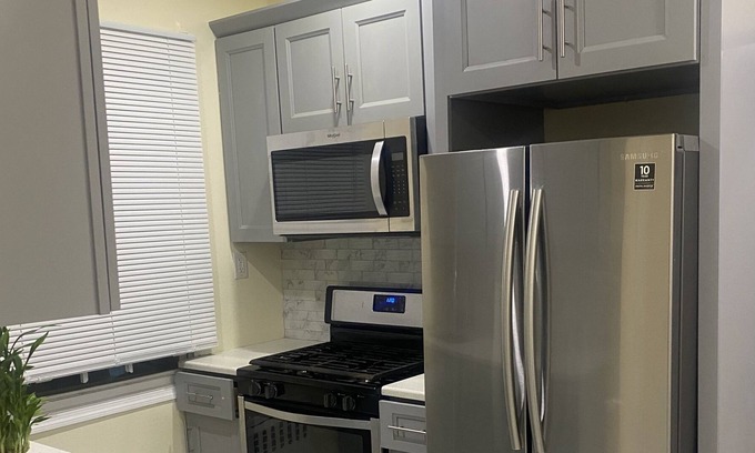 Canarsie House | 15 min from JFK! Cozy, stylish 3 bedroom!