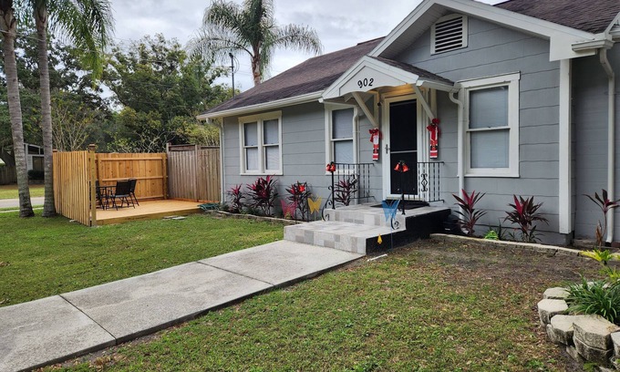 North Forest Hills House | 15 Min to Downtown Tampa. All guest must be 25 years old. Only 2 guests