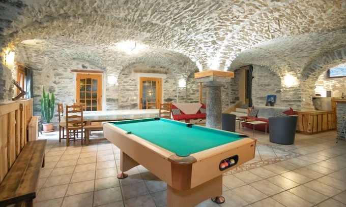 Saint-Andre Ski Chalet | 15-person gîte - sauna - billiards