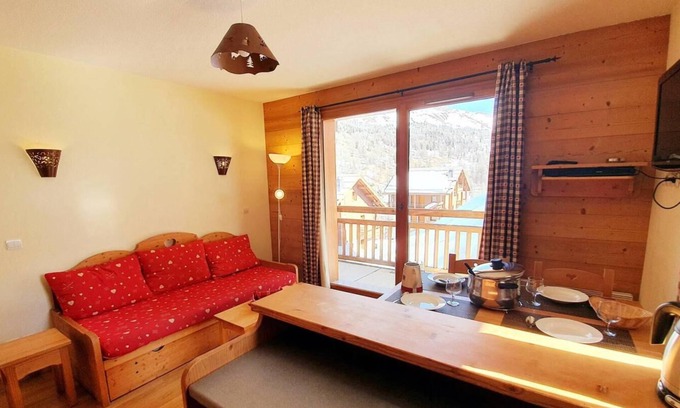 Les Claux Apartment | 150m from ski slopes, 4th floor, swimming pool, balcony, parking, tv, ski locker, 32m², Vars