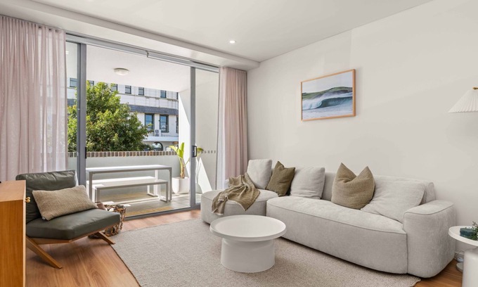 Kiama Apartment | 150m to Surf Beach – Central 2BR - Walk to Surf, Shops & Cafés in Kiama