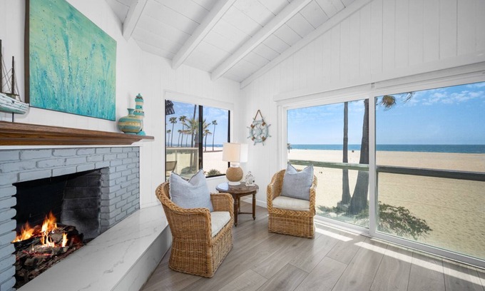 Newport Beach Apartment | 15th St - OCEANFRONT DUPLEX WITH PARKING & PATIO