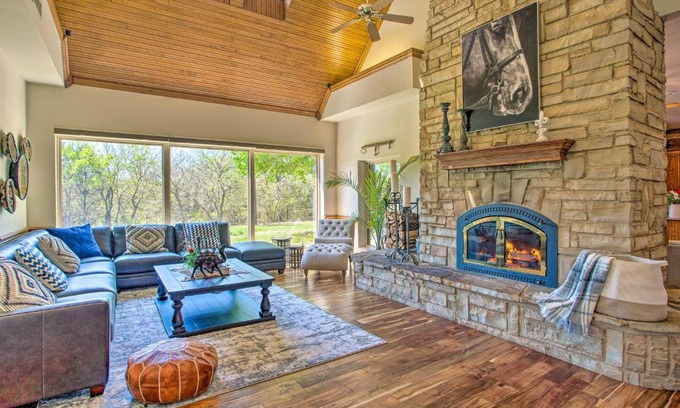 Pilot Point House | 16-Acre Pilot Point Ranch Private Pond and Hot Tub