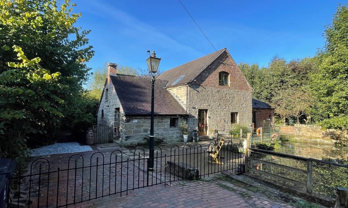Hulland Ward House | 16th Century Water Mill, Sleeps 20, perfect for a family or friends get together