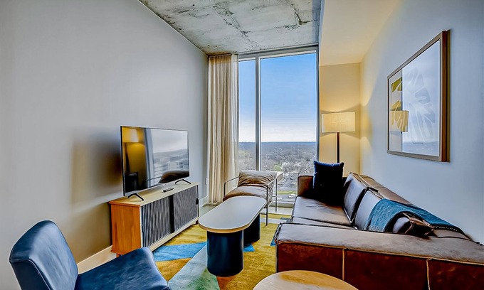 Rainey Street Historic District Condo | 17th-floor condo with pool and fitness room, fast WiFi, and washer/dryer