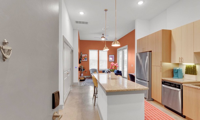 Fort Worth Apartment | 1B1B LUX 1st Flr Apt-2min to TCU+King Bed+Pool+Gym