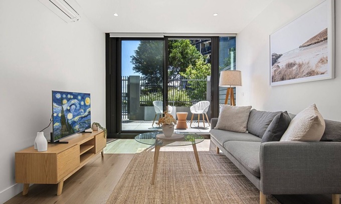 Docklands Apartment | 1BR Apartment Near CBD with Pool Access