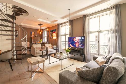 8th Arrondissement Apartment | 1min Walk From Champs Elysées - Avenue Montaigne - AC - Self-Checkin - Working Desk