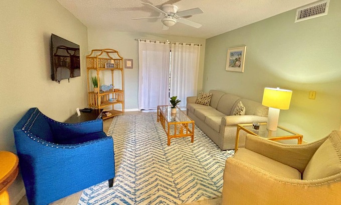 New Smyrna Beach Condo | 1st floor Condo in New Smyrna Beach- 1 minute walk to the beach