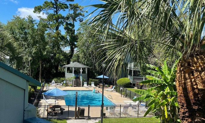 Saint Simons Heights Condo | 2.2 miles to Beach! Beautiful condo located next to Redfern Village.