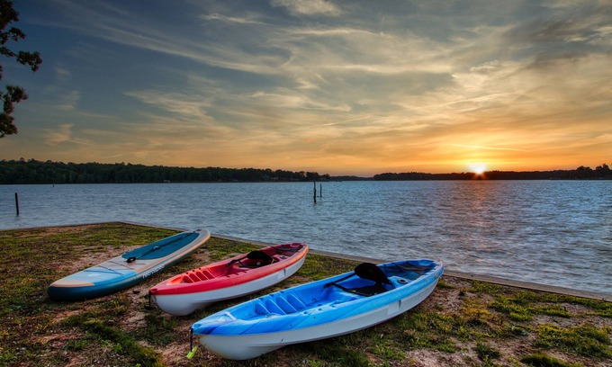Dogwood House | 2 Acre Lake Front ~Dock ~Kayaks ~Beach ~Large Deck ~Fishing ~Boat Ramp