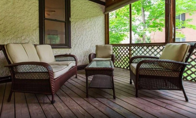 Libertyville Apartment | 2 Bdr Apt - King Bed - Walk to Dwntwn Libertyville