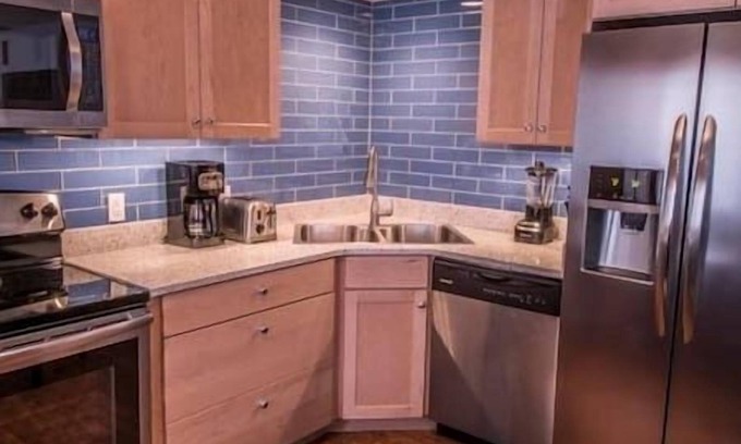 Aspen Apartment | 2 Bdrm Central Condo with Pool, Aspen, fireplace.