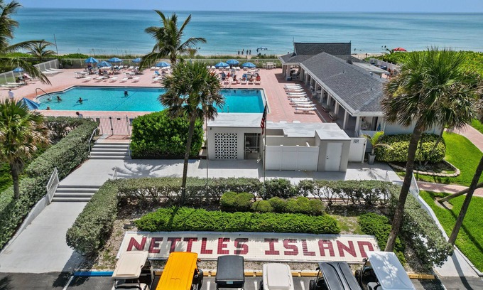 Hutchinson Island South House | 2 Bed 1 Bath Pet Friendly Beach Bungalow